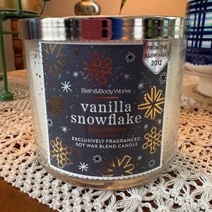 Bath & Body Works Vanilla Snowflake 3-wick Candle